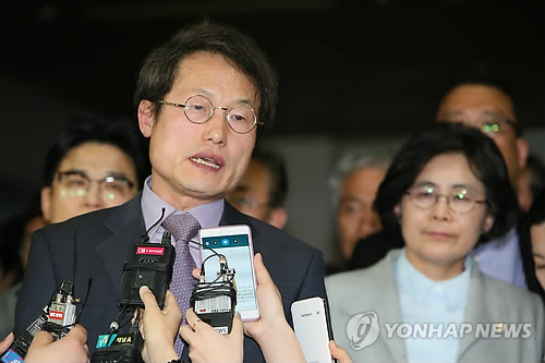 (서울=연합뉴스) 지난해 서울시 교육감 선거에서 상대 후보인 고승덕 변호사의 미국 영주권 보유의혹을 제기한 혐의로 기소된 조희연 서울시교육감이 23일 오후 서초동 서울중앙지법에서 열린 국민참여재판 1심 선고공판에서 유죄판결을 받은 뒤 기자회견을 하고 있다.