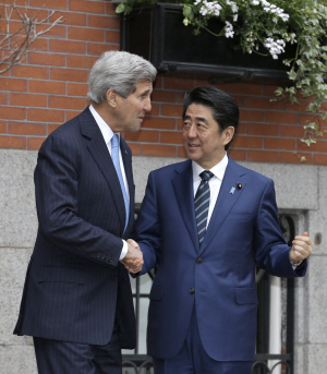 존 케리(왼쪽) 미국 국무장관이 26일 미국 보스턴 비컨 힐 자택에서 미국 방문에 나선 아베 신조(오른쪽) 일본 총리를 맞이하고 있다.