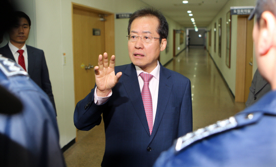 홍준표 경남지사가 27일 오전 도청의 집무실로 들어가다가 취재진을 향해 돌아서서 “허위보도와 언론 재판에 일일이 대응하지 않겠다”며 자신과 관련한 언론 보도에 대한 불만을 쏟아내고 있다.  연합뉴스