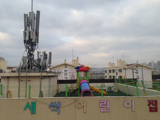 이동통신 기지국 안테나들이 빼곡히 들어서 있는 대전 서구의 한 어린이집 옥상 놀이터 모습.