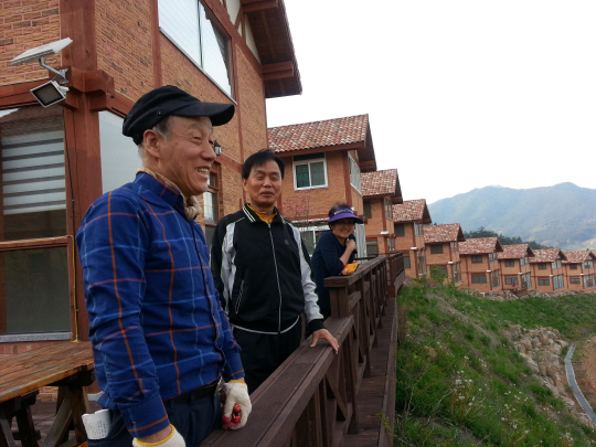 지난 22일 오후 전남 곡성군 죽곡면 강빛마을에서 주민 황민영, 강대기, 김수진(왼쪽부터) 씨가 담소를 나누며 즐거운 오후를 보내고 있다. 이들은 수도권에서 살다가 2013년 4월 문을 연 이 은퇴자마을로 이사 왔다.