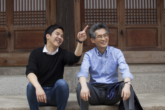일상생활 속에서 책 읽고, 글 쓰고, 이야기 나누는 것을 좋아했다는 정수복(오른쪽), 정대인 부자가 28일 서울 시내에서 이야기를 나누며 환하게 웃고 있다.