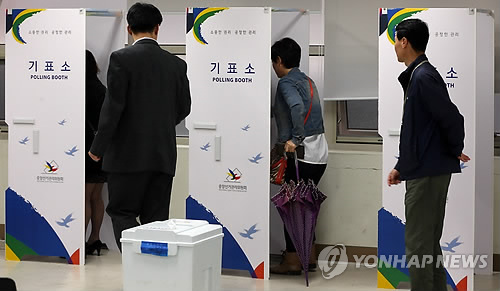 (서울=연합뉴스) 29일 오전 4·29 국회의원 보궐선거가 치러진 서울 관악을 조원동주민센터 조원 2투표소에서 유권자들이 기표를 하고 있다.