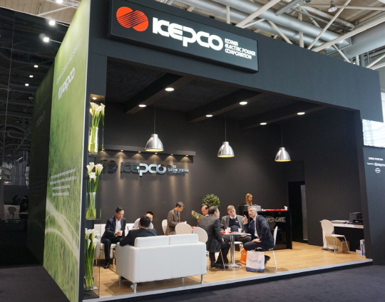 한국전력 관계자들이 지난 17일 독일 하노버에서 열린 ‘2015 하노버 국제 산업박람회’에서 해외 바이어들을 상대로 상담을 하고 있다. 한전은 이 행사에서만 1억644만 달러(약 1172억 원)의 실적을 올리는 등 각종 혁신사업을 통해 흑자경영을 지속하고 있다.  한국전력 제공