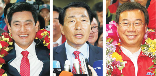 4·29 재·보궐선거에 출마한 새누리당 오신환(서울 관악을), 안상수(인천 서구 강화을), 신상진(경기 성남 중원) 후보가 29일 당선이 확실시되자 지지자들과 기쁨을 나누거나 당선 소감을 밝히는 인터뷰를 하고 있다.