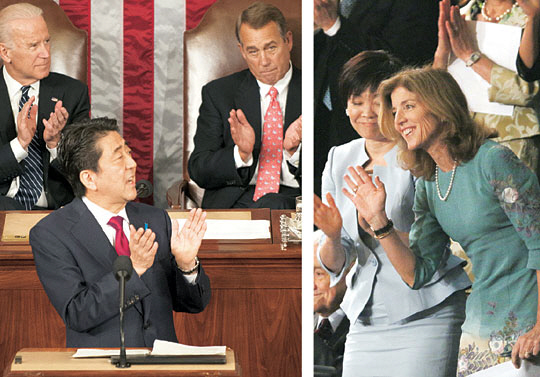 29일 아베 신조(왼쪽 사진 가운데) 일본 총리가 미 의회 상·하원 합동연설 도중 부인 아베 아키에(오른쪽 사진 왼쪽) 여사와 캐럴라인 케네디(〃오른쪽) 주일미국대사를 소개하며 박수를 치자 케네디 대사가 손을 흔들고 있다.  UPI연합뉴스·임희순 재미언론인 제공