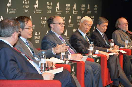 29일 서울 용산구 한남동 그랜드하얏트호텔에서 열린 ‘아산플래넘 2015’의 둘째날 한반도 세션에서 천영우(왼쪽 두 번째) 전 청와대 외교안보수석과 시드니 사일러(〃세 번째) 미국 국무부 6자회담 특사, 장투어셩(〃네 번째) 중국국제전략연구기금회 외교정책연구센터소장, 야마구치 노보루(〃다섯 번째) 일본국제대학교 교수 등이 토론을 하고 있다.  정하종 기자 maloo@
