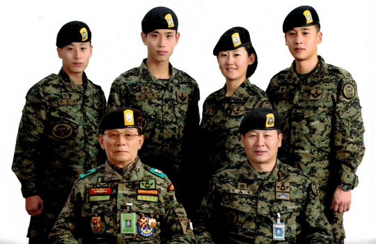 앞쪽 왼쪽부터 김기철 예비역 상사, 도형 원사, 뒤쪽 왼쪽 부터 승엽 중사, 형섭 중사, 정명희 중사, 우엽 중사