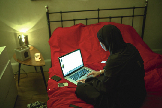 프랑스 여기자 안나 아렐이 히잡과 젤라바(북아프리카와 아랍국가에서 여성이 입는 두건과 긴 소매가 달린 외투)를 걸치고 영상통화 서비스 스카이프에 접속해 IS 대원 아부 빌렐과 대화를 나누고 있는 모습. 프랑스 방송화면 캡처.