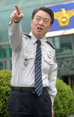 강신명 경찰청장이 4월 22일 서울 서대문구 미근동 경찰청에서 가진 문화일보와의 인터뷰에서 불법 과격시위에 대한 대처, 경찰 승진체계 개선 등 현안에 대해 설명하고 있다.