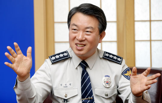 강신명 경찰청장이 문화일보와의 인터뷰 도중 자신의 거취 등 사적인 질문에 답하면서 웃고 있다.