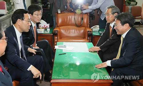 (서울=연합뉴스) 국회 공무원연금개혁위원회 주호영 위원장과 여야 원내대표 및 간사들이 1일 밤 국회에서 공무원연금개혁방안에 대해 막바지 교섭을 하고 있다. 왼쪽 부터 조원진 여당 간사, 주호영 위원장, 새누리당 유승민 원내대표, 새정치민주연합 우윤근 원내대표, 강기정 야당간사.