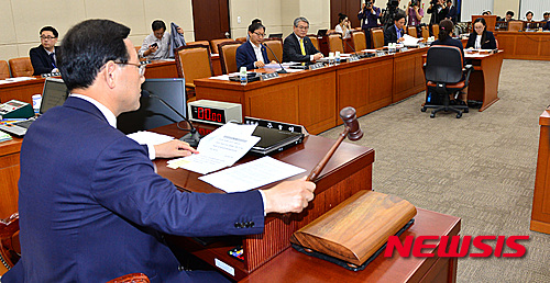 여·야 대표가 공무원연금 개혁 및 국민연금 강화를 위한 양당 합의문을 발표한 2일 오후 서울 영등포구 국회에서 열린 공무원연금개혁특별위원회 전체회의에서 주호영 위원장이 공무원연금법 개정안을 상정하고 있다.