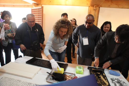 해외 출판업계 관계자들이 ‘세계 책의 수도 인천’ 행사의 일환으로 지난달 22일 인천 강화도 정족산사고(史庫)에서 열린 ‘조선왕조실록 판각 체험 행사’에 참여하고 있다.