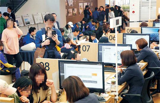 신규아파트 분양시장 열풍 속에 5월에도 전국에서 4만6000여 가구가 나온다. 오는 13일 계약에 들어가는 서울 중랑구 묵동 ‘e편한세상 화랑대’아파트 본보기집을 찾은 수요자들이 상담을 받고 있다.