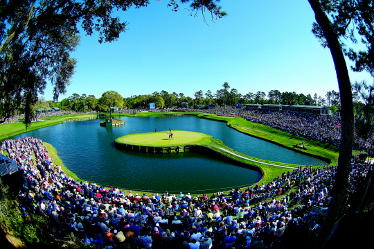 TPC 소그래스 ‘스타디움 코스’의 대표적인 시그너처 홀인 17번 홀(파3)은 플레이어스챔피언십에서 우승자를 결정짓는 명승부 홀로 평가받고 있다.   TPC 소그래스 홈페이지