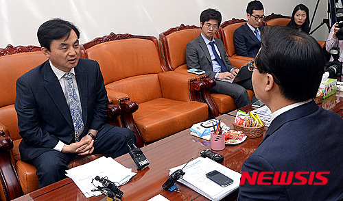 6일 오전 서울 여의도 국회 새누리당 원내 수석부대표실에서 조해진 수석과 안규백(왼쪽) 새정치민주연합 수석이 만나 이야기를 나누고 있다. 【서울=뉴시스】