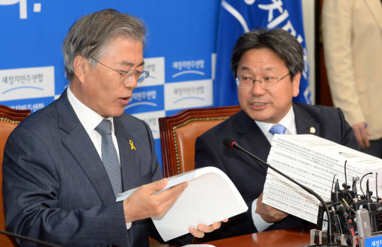 문재인(왼쪽) 새정치민주연합 대표가 7일 오전 국회에서 열린 공무원연금 개혁특위 대책회의에서 강기정 정책위의장과 공무원연금 개혁특위 보고서를 보고 있다.