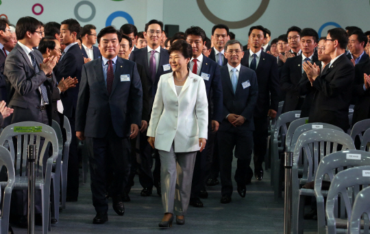 박근혜 대통령이 7일 오전 경기 평택 고덕 국제화계획지구 산업단지에서 열린 삼성전자 반도체 평택공장 기공식에 참석해 이재용(박 대통령 왼쪽 뒤) 삼성전자 부회장 등과 함께 입장하고 있다.