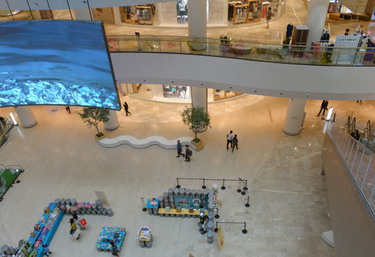 6일 오후 서울 송파구 신천동 제2롯데월드 내부가 수족관·영화관 영업정지와 안전에 대한 우려 여파로 손님이 거의 없어 한산한 모습을 보이고 있다.