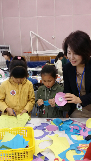 경남 산청군 삼장초등학교 변진희 교감이 이 학교 학생들과 색종이를 이용한 수학 수업을 하고 있다.  삼장초등학교 제공