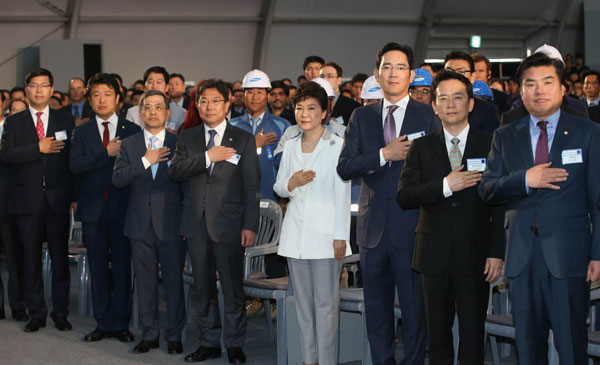 박근혜 대통령이 7일 오전 경기 평택 고덕 국제화계획지구 내 부지에서 열린 삼성전자 반도체 평택공장 기공식에 참석, 이재용 부회장, 권오현 대표이사, 남경필 경기지사 등과 함께 국민의례를 하고 있다.