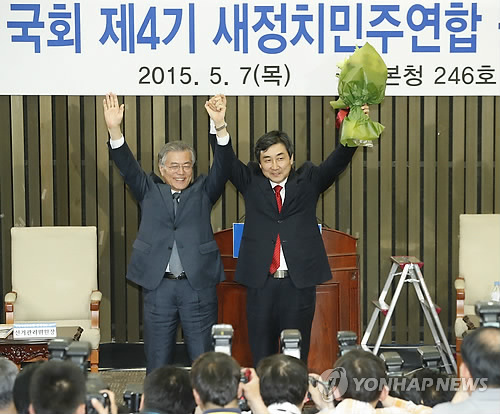(서울=연합뉴스) 새정치민주연합 문재인 대표와 제4기 원내대표에 선출된 이종걸 의원이 7일 오후 국회에서 열린 의원총회에서 손을 잡고 인사를 하고 있다.