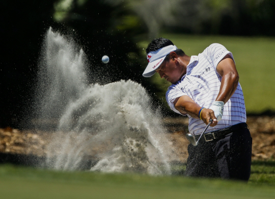 최경주가 8일 오전(한국시간) 미국 플로리다주 폰테 베드라비치의 소그래스TPC에서 열린 플레이어스챔피언십 1라운드 2번 홀에서 벙커 샷을 날리고 있다.