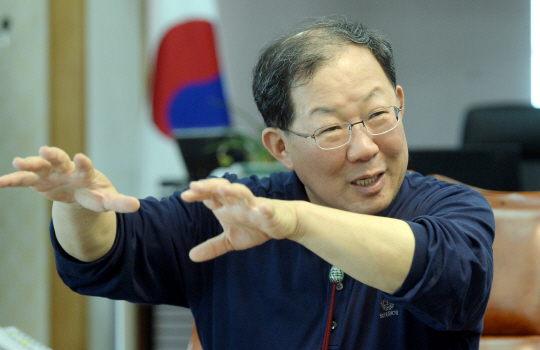 박병원 한국경영자총협회 회장은 지난 4월 28일 인터뷰에서 “이 세상에 공짜는 없다”며 청년고용 문제 해결을 위한 기득권층의 결단을 강조했다.  김낙중 기자 sanjoong@