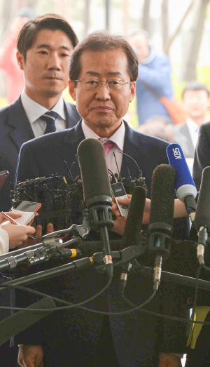 홍준표 경남지사가 ‘성완종 리스트’ 의혹과 관련한 검찰 조사를 받기 위해 8일 오전 서울 서초동 서울고검으로 들어서며 기자들의 질문 세례를 받고 있다.