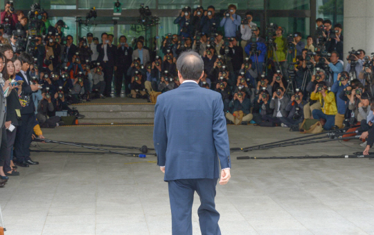 홍준표 경남지사가 8일 오전 서울 서초동 서울고검 입구에서 취재진의 카메라 플래시 세례를 받으며 청사 안으로 걸어 들어가고 있다.