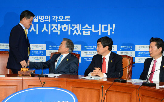 주승용(왼쪽) 새정치민주연합 최고위원이 8일 오전 국회에서 열린 최고위원회의에서 4·29 재·보궐선거 참패 지도부 책임론을 놓고 정청래(오른쪽) 최고위원과 공방을 벌인 뒤 문재인(왼쪽 두 번째) 대표의 만류에도 불구하고, 최고위원직 사퇴 의사를 밝힌 뒤 자리를 뜨고 있다. 이날 회의는 전날 당선된 이종걸(오른쪽 두 번째) 원내대표가 처음 참석한 당내 회의다.  김동훈 기자 dhk@