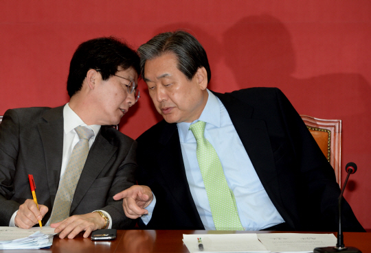 새누리당 김무성(오른쪽) 대표와 유승민 원내대표가 11일 오전 국회에서 열린 최고위원회의에서 공무원연금개혁안에 대해 이야기를 나누고 있다.