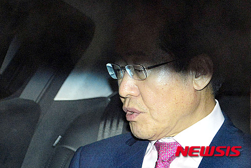 【서울=뉴시스】 ‘성완종 리스트’에 오른 홍준표 경남지사가 9일 새벽 서울 서초구 서울고등검찰청에서 정치자금법 위반 혐의로 조사를 마치고 귀가하고 있다.