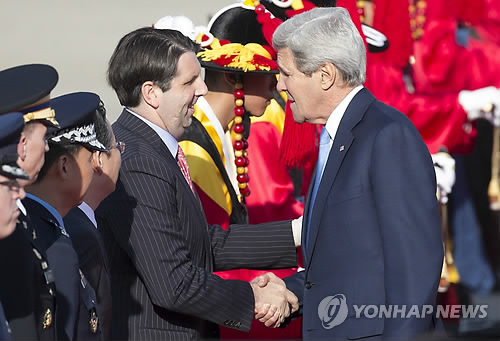 (서울=연합뉴스) 존 케리 미국 국무장관이 17일 오후 서울공항을 통해 입국한 후 리퍼트 주한 미국대사와 악수를 하고 있다. 케리 장관은 18일 오전 서울 외교부 청사에서 윤병세 외교부 장관과 한미 외교장관 회담을 갖을 예정이다.