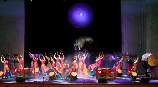 지난 3월 9일 청주 예술의전당에서 열린 동아시아 문화도시 개막식에서 청주시립무용단이 북춤을 추고 있다. 동아시아문화도시조직위원회 제공