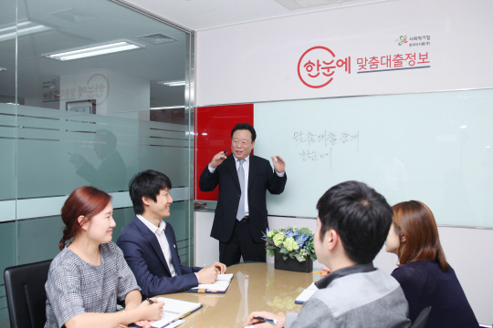 15일 서울 영등포구에 위치한 금융분야 사회적 기업 ‘한국이지론’에서 이상권 대표가 금융지식에 대해 직원들에게 강의를 하고 있다.  한국이지론 제공
