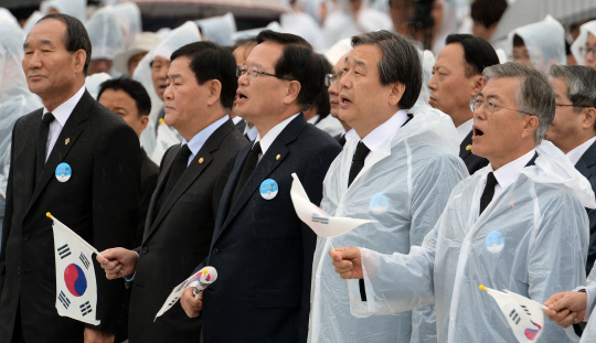 18일 오전 광주 국립5·18민주묘지에서 열린 5·18광주민주항쟁 35주기 기념식에서 참석자들이 ‘임을 위한 행진곡’을 합창하고 있다. 문재인(오른쪽부터) 새정치민주연합 대표와 김무성 새누리당 대표, 정의화 국회의장은 함께 노래를 불렀으나 최경환 부총리 겸 기획재정부 장관과 박승춘 국가보훈처장은 노래를 부르지 않았다.