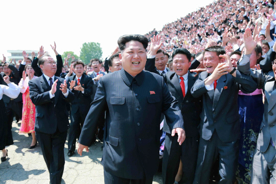 김정은(가운데) 북한 국방위원회 제1위원장이 제2차 전국청년미풍선구자대회 참가자들과 기념사진을 찍었다고 조선중앙통신이 17일 보도했다.