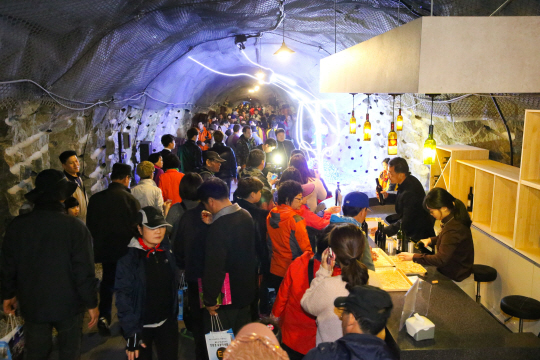 경기 광명시 가학동 광명동굴 내부에 마련된 와인시음장 앞에 관람객들이 붐비고 있다.   광명시 제공