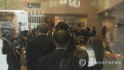 지난 15일 오전 8시께 론스타와 한국정부 사이에 무려 5조원대의 소송전이 열린 미국 워싱턴DC 세계은행 본부 산하 국제투자분쟁해결센터(ICSID). 양측 소송당사자와 대리인들이 건물 1층 보안검색대를 통과하고 있다.