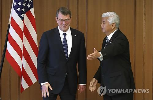 2015년 4월 8일 일본 도쿄도 소재 방위성에서 나카타니 겐(오른쪽) 일본 방위상이 손을 뻗어 애슈턴 카터 미국 국방장관을 안내하고 있다.(AP=연합뉴스 자료사진)