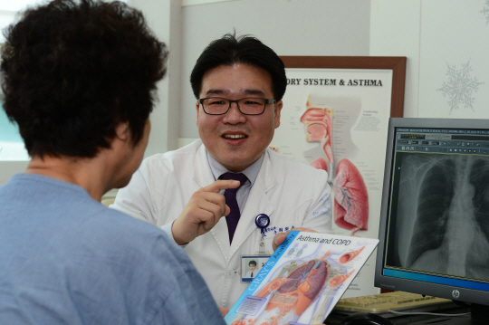 < Research & Doctor >환자를 가족처럼…‘폐암 진단 3~4일내 수술’ 시스템 구축