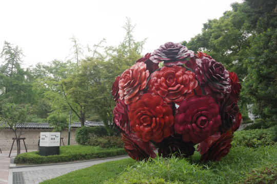 최정화, ‘장밋빛 인생’, 2012, 서울시립미술관 소장.
