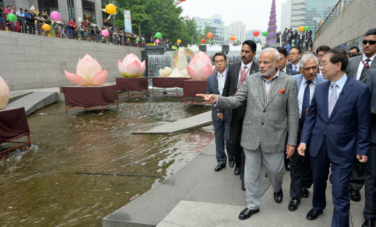 한국을 국빈 방문 중인 나렌드라 모디 인도총리가 19일 오전 박원순(오른쪽) 서울시장의 안내를 받으며 청계천을 둘러보고 있다.   곽성호 기자 tray92@