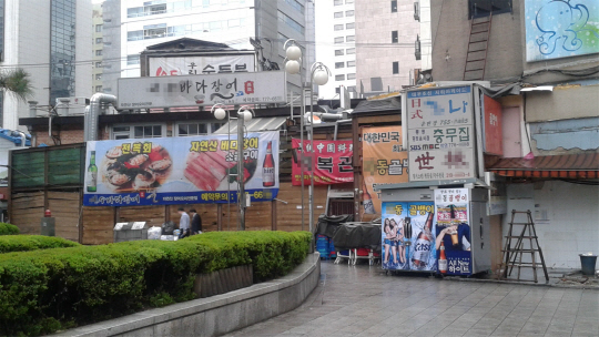현수막(왼쪽 사진), 입간판(오른쪽) 등 불법 유동 광고물은 상대적으로 저렴한 설치 비용, 높은 광고 효과 등으로 성행하고 있다. 하지만 이런 불법 광고물은 도시 미관을 해칠 뿐 아니라 국민 생활에 불편을 끼칠 수 있어 정부는 강력한 단속에 나설 방침이다.  한국지방재정공제회 한국옥외광고센터 제공