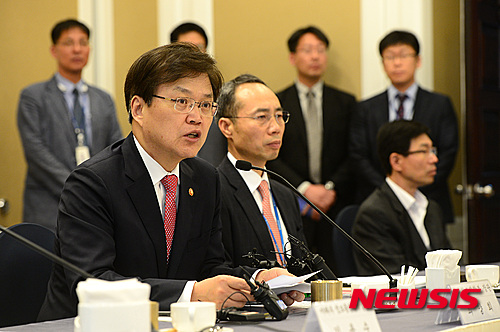 【서울=뉴시스】가계통신비 경감 진행절차 논의를 위한 새누리당-미래창조과학부 당정협의가 열린 19일 오전 서울 여의도 국회 귀빈식당에서 최양희 미래창조과학부장관이 인사말을 하고 있다.