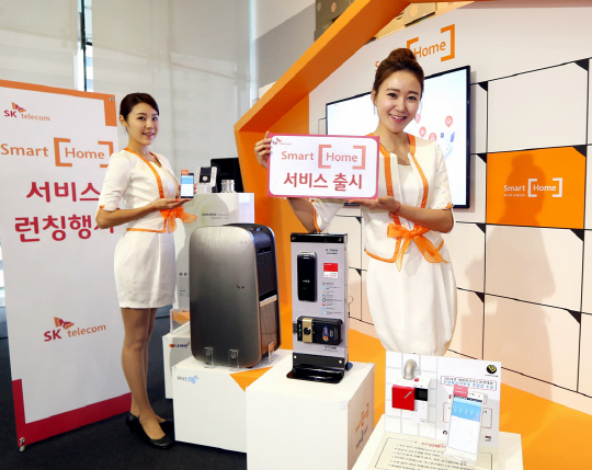 20일 서울 중구 을지로 SK텔레콤 사옥에서 열린 스마트홈 체험 행사에서 모델들이 스마트홈 서비스를 소개하고 있다.