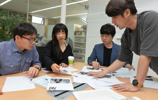 18일 오후 서울 마포구 서교동 은행나무 출판사 회의실에서 격월간 문예·서평지 ‘악스트’ 창간을 앞두고 막바지 편집 회의가 진행되고 있다. 왼쪽부터 편집위원인 소설가 정용준·배수아·백가흠과 은행나무 백다흠 편집장.