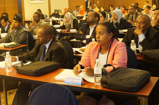 지난해 5월 서울에서 열린 건강보험 국제연수과정에서 각국의 보건의료 전문가들이 한국의 건강보험제도에 대한 설명을 듣고 있다. 건강보험공단 제공